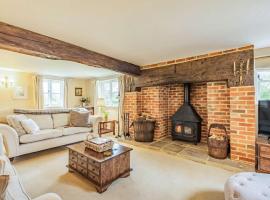 Beautiful thatched country 4 Bedroom Cottage，位于Wanborough的酒店