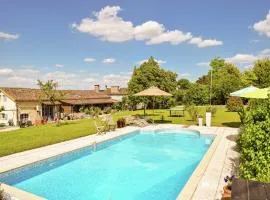 Snug cottage in Saint-Eutrope-De-Born with pool