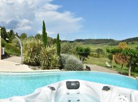 Villa with heated pool, jacuzzi, sports field and stunning views，位于Montbrun-des-Corbières的酒店
