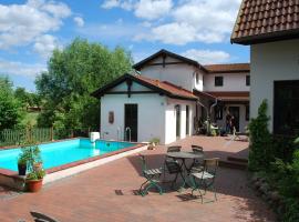 Comfortable apartment in quaint holiday village，位于Barlin的酒店