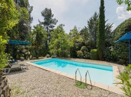 Serene Holiday Home in Les Salelles with Swimming Pool，位于Chambonas的酒店