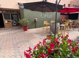 HOTEL RESTAURANT CIRIUS，位于蒙特龙莱班的酒店
