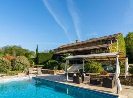 Poolside Haven in Salles，位于Larzac的酒店