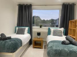 Forest and City Escape Apartment Sleeps 6，位于清福德的酒店