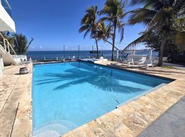 Ventana 103 at Arecibo 681 Ocean Drive，位于阿雷西博的酒店