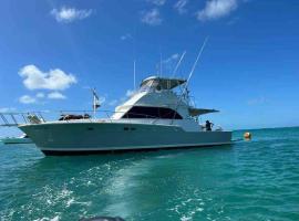 Fully equipped Yacht for Fishing or staying，位于Caraballeda的酒店