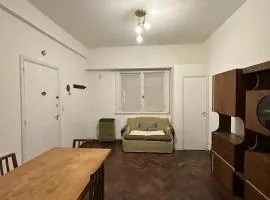 Departamento 2 ambientes sobre colón