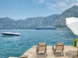 Waterfront Palace apartment by MN Property