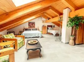 8 beds- surrounded by greenery with parking