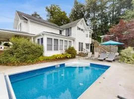 Steps to Crystal Lake! Group Getaway w/ Hot Tub