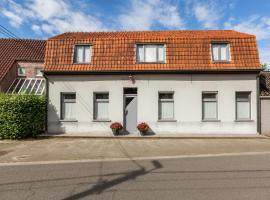 Mansion in Kruiskerke near Forest and Lake，位于Ruiselede的酒店