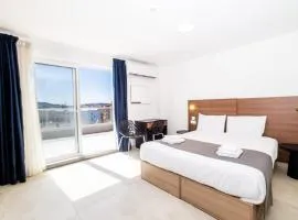 Bright Penthouse with Terrace - by HostMT