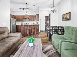 Mountain Getaway in Canmore - Sleeps 6 - Pool & Hottub