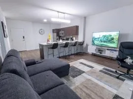 Modern King Suite Downtown Walkable Pool & Gym