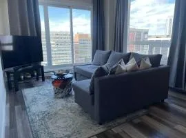 Sub Penthouse 1 BDR King Bed 27' Balc Legisslature, UG Parking