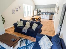 NEW Skye Ridge Carriage House with Hot Tub，位于基灵顿的宠物友好酒店