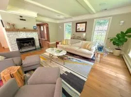 Beautiful House in the Woods, Huge Yard, Hot Tub