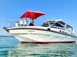 Gemütliches Motorboot im Yachthafen von Romanshorn，位于罗曼斯霍恩的酒店