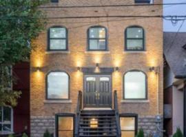 Renovated Church Hamilton! Guest Suite，位于汉密尔顿的酒店