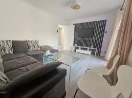 Comfy Apartment Near Shops & Station