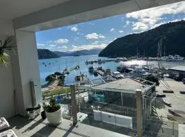 Oxleys 404 one bedroom with sea views