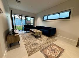 Stylish 2-Bed Granny Flat Near Station，位于Padstow的酒店