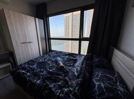 Luxury Riverside condo，位于暖武里府的酒店