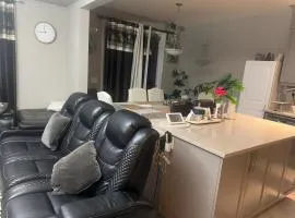 Spacious Bedroom-Near Airport YYC