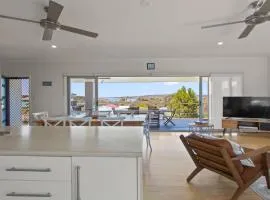 Endeavour View Is A Fantastic - A Modern, 4 Bedroom Holiday Home