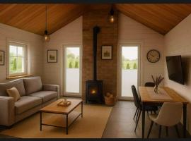 Altana Kasztelana - Domek Letniskowy z tarasem i jacuzzi nad Dunajcem Velo，位于Wojnicz的酒店