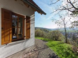 Holiday home in the Knüllgebirge with balcony，位于Neuenstein的酒店