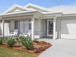 Main Beach House - Coastal Family Holiday Home