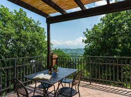 Farmhouse in hilly area in Gubbio with pool，位于Biscina的酒店