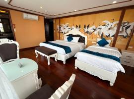 Verdure Lotus Grandeur Cruise on Ha Long Bay，位于下龙湾的酒店