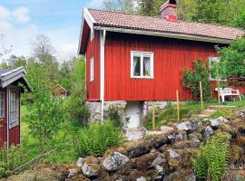 6 person holiday home in HENÅN，位于Henån的带停车场的酒店