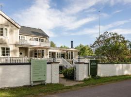 Naya Retreat & Hotell，位于摩尔比兰加的带停车场的酒店