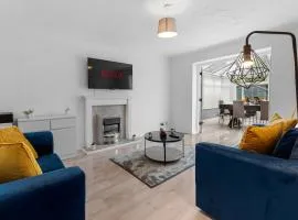 6 Bedrooms, Driveway Parking, Pool Table, Netflix, Huge Long Term Savings