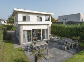 Luxury villa in Harderwijk with garden，位于泽沃德的豪华酒店