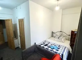 EGHAM LOVELY STUDIO SELF CONTAINED 2 mins station