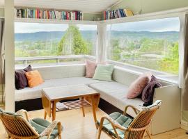 Family Cabin With Fjord Views In Drøbak Heights，位于德勒巴克的酒店