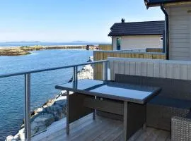 10 person holiday home in Brattvåg