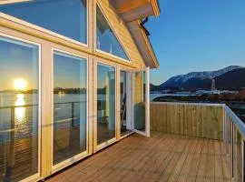 10 person holiday home in Brattvåg