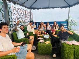 Lion University & Youth Hostel Milano，位于米兰的酒店