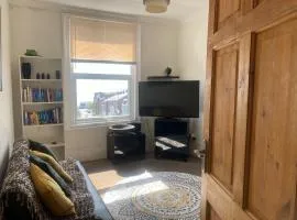 Pet-Friendly 2-Bed Apt Sleeps 5 10 mins to Beach