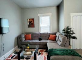 Cozy 2BR, Near Top attractions，位于卡温顿的酒店