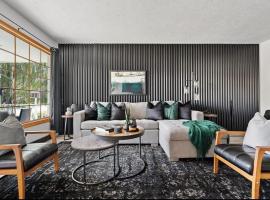 The Coal Stone throw away from Red Deer River 2BR House，位于德兰赫勒的酒店