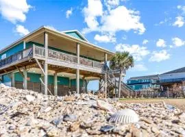 Beachfront with Fire Pit Gourmet Kitchen and Views