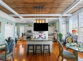 Heart of Downtown, Walk to Dining and Shops