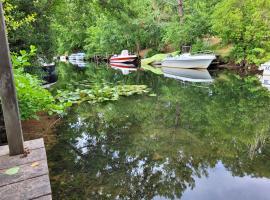 Maison accès au lac par le canal，位于萨泽克斯的酒店