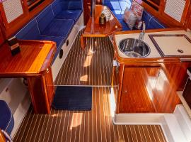 Stunning Boat 2 BEDROOMS, WC, high ceiling，位于里斯本的酒店
